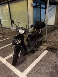 Sixteen 150cc Suzuki