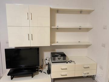 Parete attrezzata  soggiorno in laccato chiaro