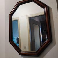 Specchio ottagonale con cornice in legno
