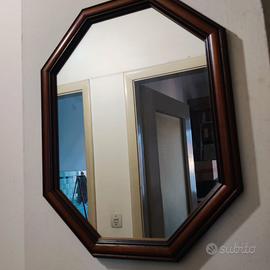 Specchio ottagonale con cornice in legno
