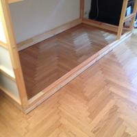 Letto KURA completo con rialzi e tenda