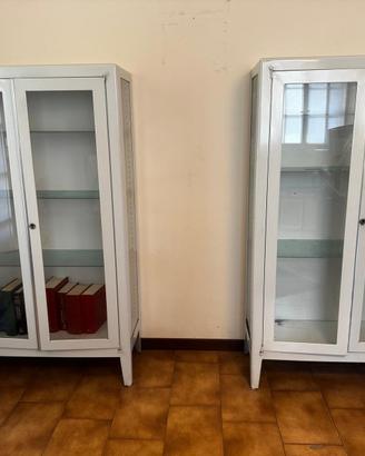 Coppia di armadi vetrina in metallo con ante in ve