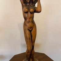 Statua figura femminile indigena