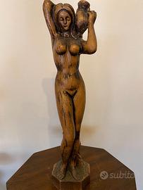 Statua figura femminile indigena