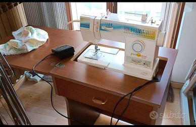 Macchina da cucire SINGER con mobiletto