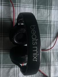 Cuffie con filo beats mixr Ostia antica