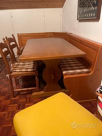 Cassapanca con tavolo in legno massiccio