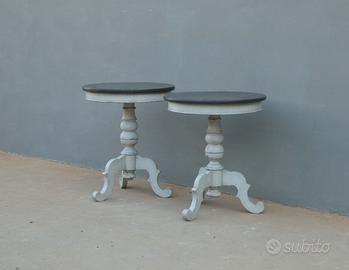 Due tavolini d'appoggio tondi laccati Shabby Chic