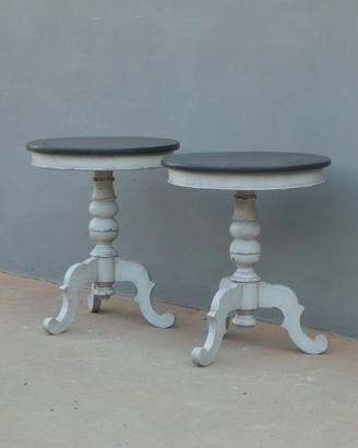Due tavolini d'appoggio tondi laccati Shabby Chic