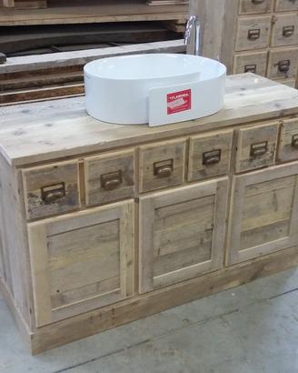 bagno in legno vecchio con 3 ante 3 cassetti