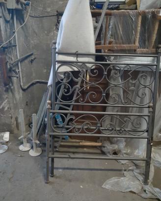 Pezzi in  ferro battuto, letto+lampadari