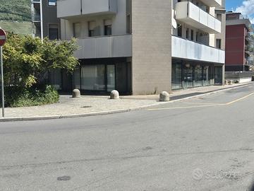 Sondrio prossimità centro ampio locale commerciale