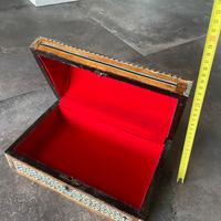 Portaioie in legno intarsiato