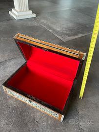 Portaioie in legno intarsiato