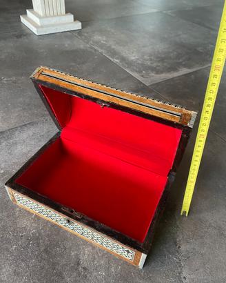 Portaioie in legno intarsiato