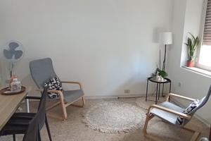 Luminosa stanza ad uso professionale/ufficio