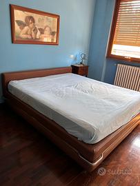 Letto matrimoniale con doghe in legno