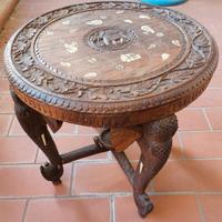 Tavolino etnico intarsiato con gambe di elefante
