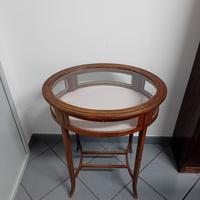 Tavolino con bacheca