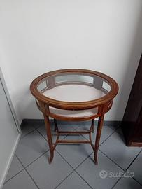 Tavolino con bacheca