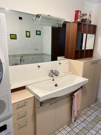 Bagno completo  di armadietto e lavabo e specchio