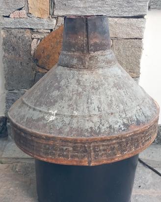 Antico imbuto gigante in ferro da cantina  