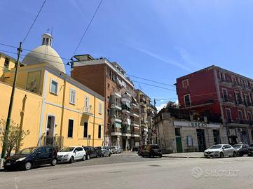 4 LOCALI A NAPOLI