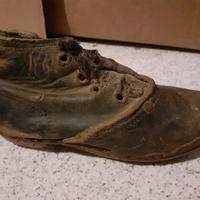 Antica vecchia scarpa legno pelle