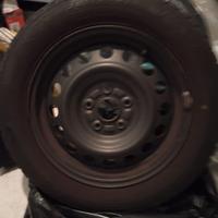 2 Gomme da neve complete di cerchio