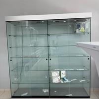 Vetrina espositiva con ruote e ante scorrevoli