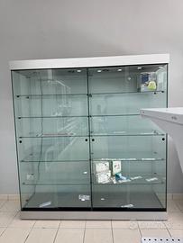 Vetrina espositiva con ruote e ante scorrevoli