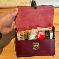 Astuccio in cuoio con profotti per scarpe