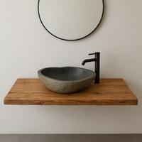 Piano in legno e lavabo in pietra