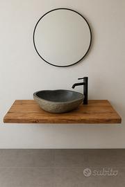 Piano in legno e lavabo in pietra
