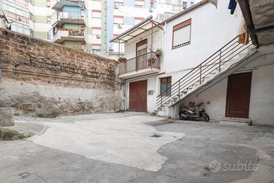 Zona policlinico: magazzini di varie metrature