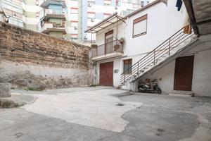 Zona policlinico: magazzini di varie metrature