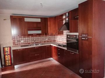 Cucina ad angolo completa di elettrodomestici