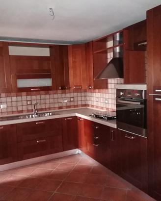 Cucina ad angolo completa di elettrodomestici