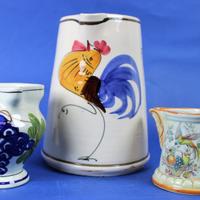 Lotto di 3 caraffe in ceramica dipinte a mano