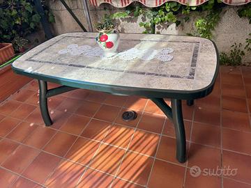 Tavolo da esterno in plastica robusta
