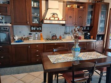 Cucina con tavolo
