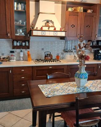 Cucina con tavolo