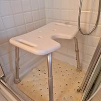 Sgabello da bagno con taglio igenico