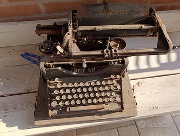 Macchina da scrivere Olivetti