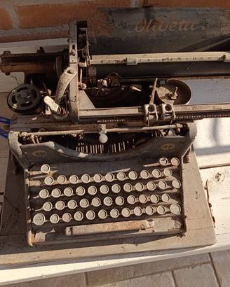 Macchina da scrivere Olivetti