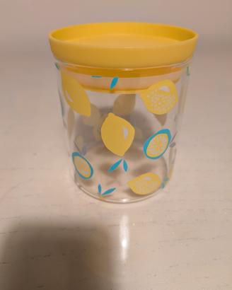 Barattolo in vetro con limoni