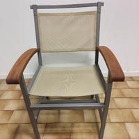 Sedia in metallo con braccioli in legno.