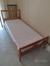 letto singolo in legno massello con materasso