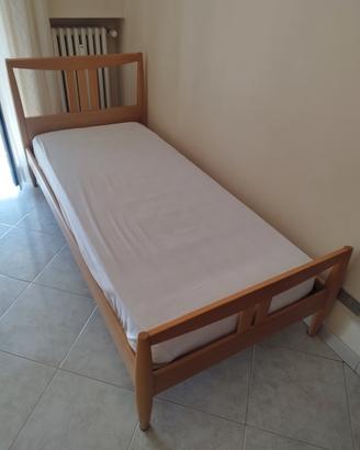 letto singolo in legno massello con materasso