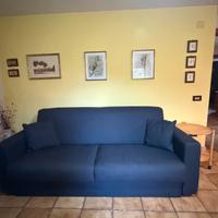 Divano letto matrimoniale blu in stoffa